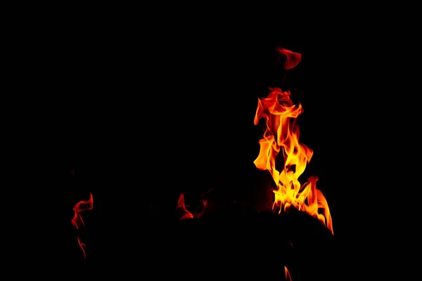 Een Close Shot Van Mooie Brandende Vlammen Nachts — Stockfoto