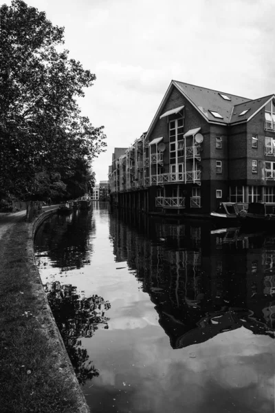 Een Verticaal Grijswaarden Shot Van Een Waaier Van Gebouwen Weerkaatsend — Stockfoto