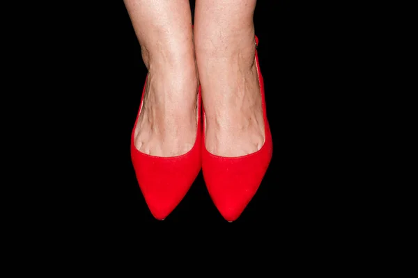 Nahaufnahme Von Füßen Die Ein Paar Rote Schuhe Auf Schwarzem — Stockfoto