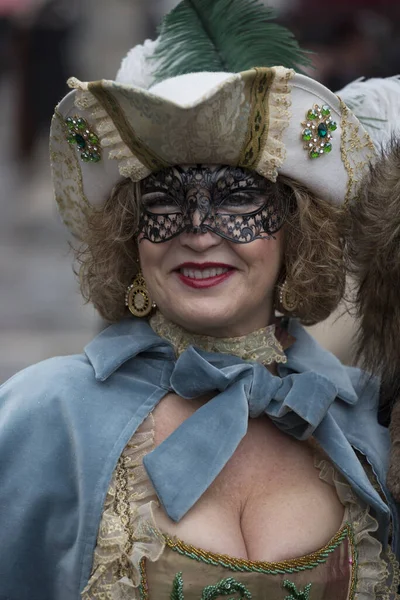 Una Hembra Con Hermoso Vestido Una Máscara Tradicional Venecia Durante — Foto de Stock