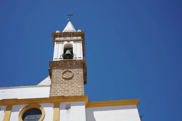 Low Angle View White Church Sunny Clear Blue Sky — Stock Photo, Image