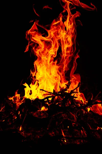 Disparo Vertical Hermoso Fuego Ardiente Por Noche — Foto de Stock