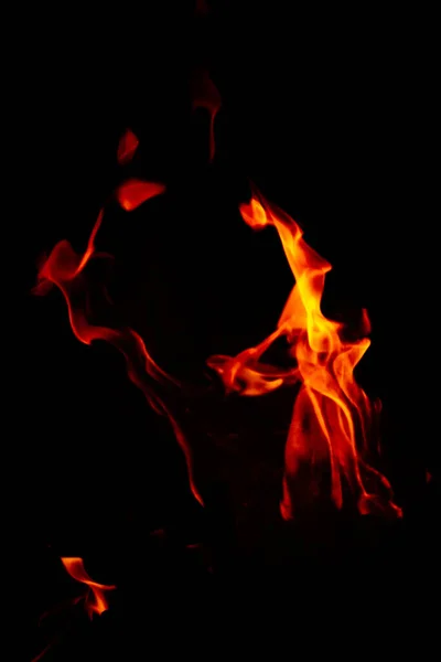 一个美丽燃烧的火焰在夜晚的垂直拍摄 — 图库照片