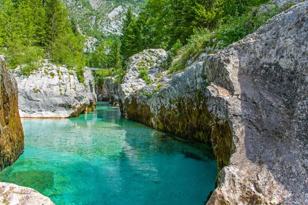 Une Belle Vue Sur Lac Entouré Montagnes Rocheuses Verdure Italie — Photo