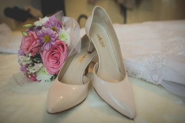 新娘花束和鞋子的特写 — 图库照片