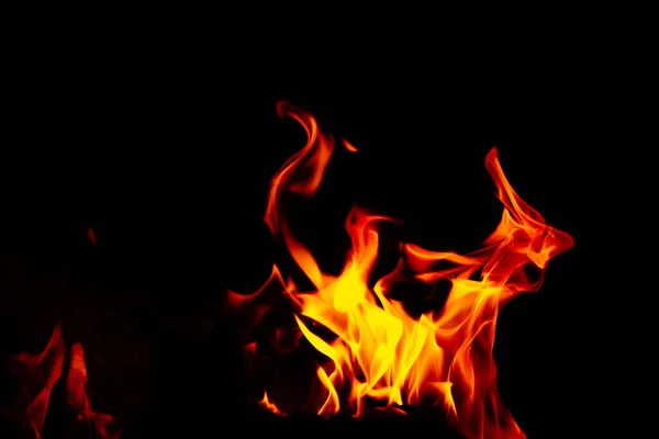 Een Close Shot Van Mooie Brandende Vlammen Nachts — Stockfoto