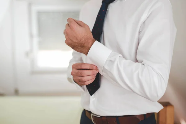 Primer Plano Novio Preparándose Para Ceremonia Boda —  Fotos de Stock