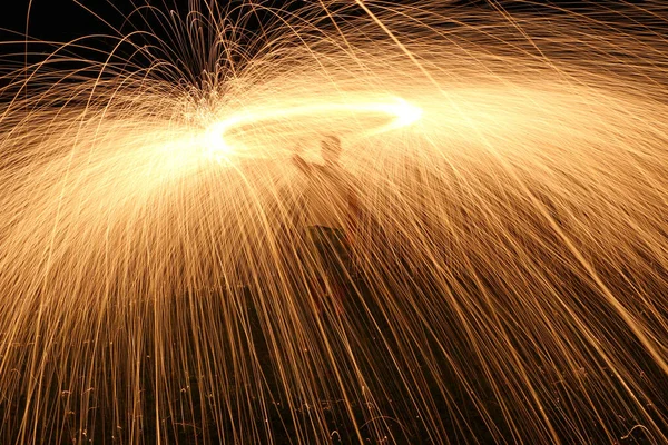 Tiro Perto Homem Fazer Faíscas Noite — Fotografia de Stock