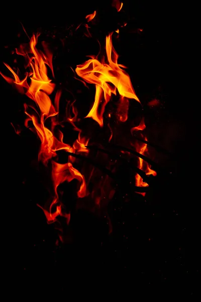 Eine Schöne Vertikale Aufnahme Eines Großen Brennenden Feuers Der Nacht — Stockfoto