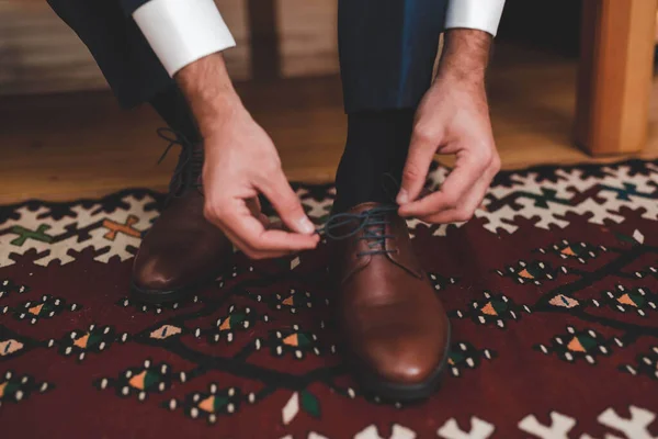 Homem Amarrar Atacadores Nos Sapatos Castanhos — Fotografia de Stock