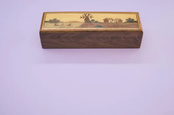 Vysokoúhlý Snímek Zdobené Dřevěné Krabice Fialovém Povrchu — Stock fotografie
