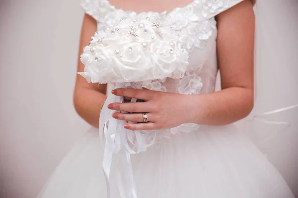 Een Close Shot Van Een Bruid Met Haar Witte Boeket — Stockfoto