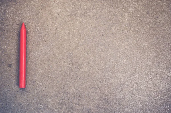 コピースペースのある滑らかな表面に赤いクレヨンのトップビュー — ストック写真