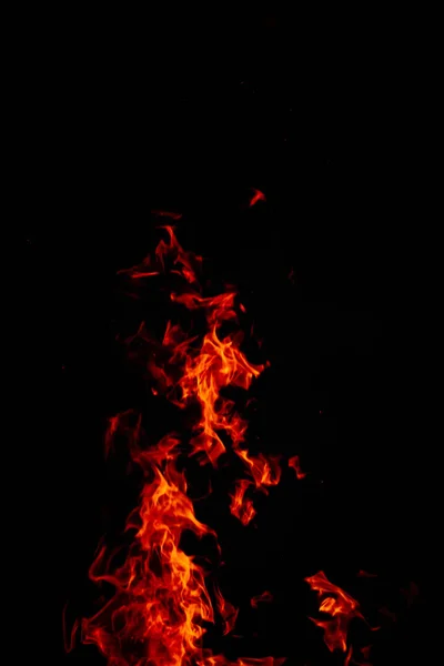 Egy Gyönyörű Függőleges Felvétel Egy Nagy Égő Tűzről Éjszaka — Stock Fotó