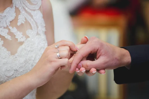 新娘用结婚戒指戴在新郎手指上的特写 — 图库照片