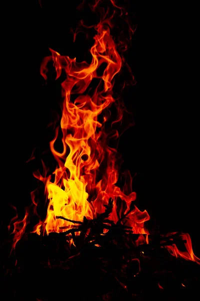 Geceleri Yanan Güzel Bir Ateşin Dikey Görüntüsü — Stok fotoğraf