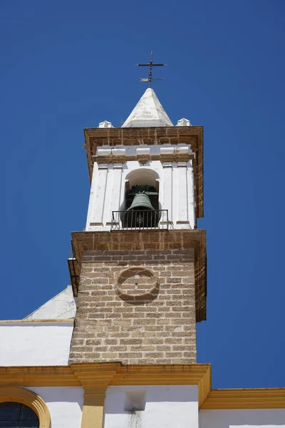 Uma Visão Baixo Ângulo Edifício Igreja Branca Céu Azul Claro — Fotografia de Stock