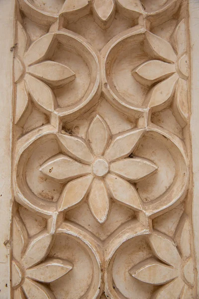 Vertikální Detailní Záběr Kamene Květinovými Řezbami — Stock fotografie