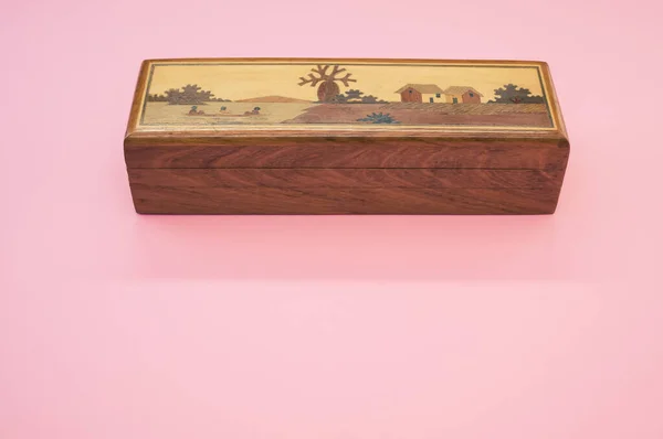 Vysokoúhlý Snímek Zdobené Dřevěné Krabice Růžovém Povrchu — Stock fotografie