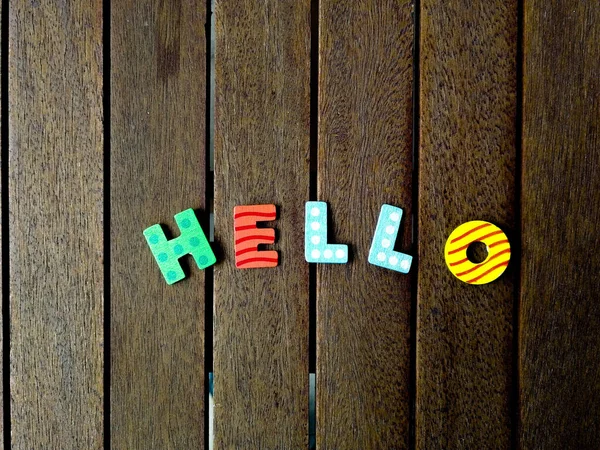 Primer Plano Palabra Hola Con Letras Multicolores Tablones Madera — Foto de Stock