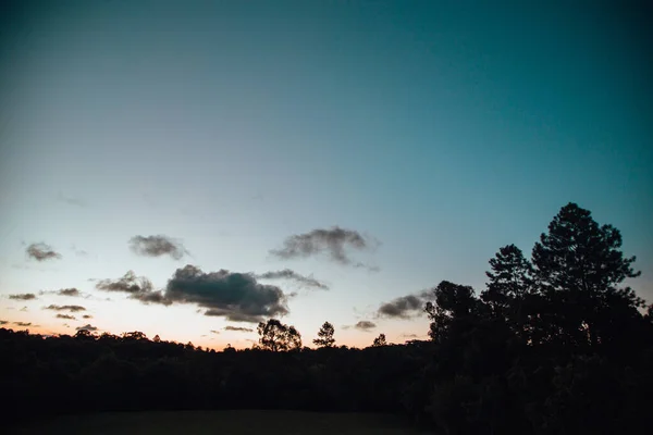 Eine Schöne Wolkenlandschaft Bei Sonnenuntergang Über Einer Sommerlichen Silhouette — Stockfoto