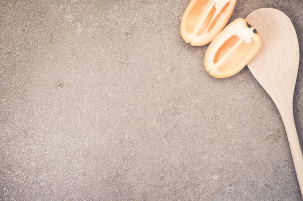 Egy Kép Narancssárga Paprika Szeletekről Egy Fakanál Egy Felületen Helyet — Stock Fotó