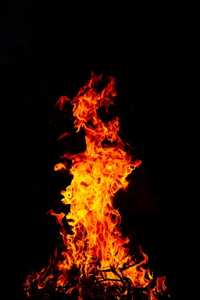 夜の大規模な燃焼火災の美しい垂直ショット — ストック写真