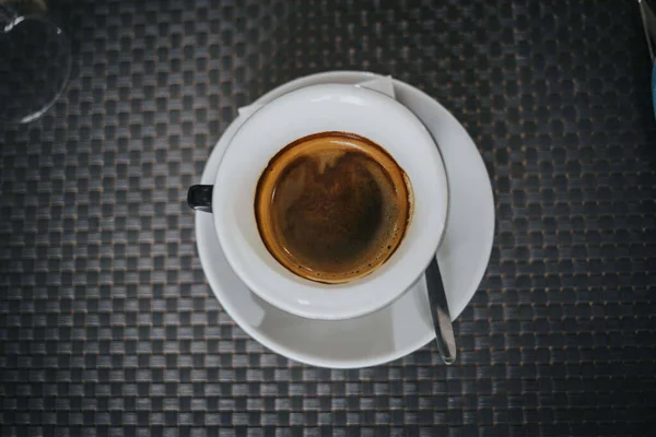 カフェのテーブルの上のソーサーにエスプレッソのカップのトップビュー — ストック写真