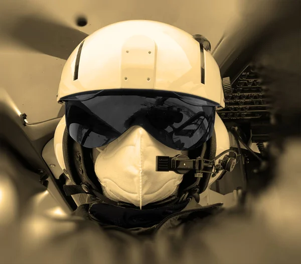 2020年11月14日 直升机飞行员戴面具保护机组人员 病人和他自己 特殊情况需要特别措施 努力工作但值得付出努力 — 图库照片