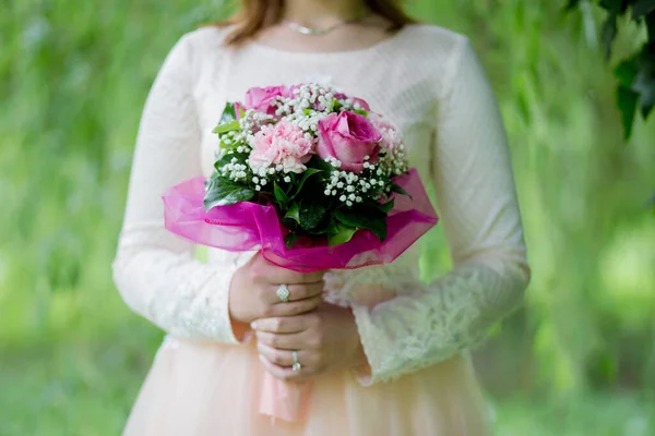 Primo Piano Bouquet Sposa Nelle Mani Della Sposa — Foto Stock