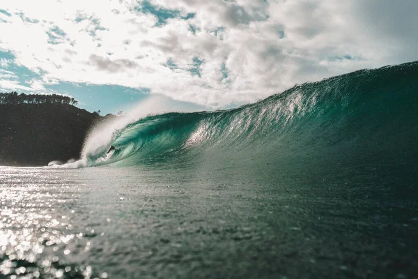 Uma Bela Vista Ondas Mar Salpicando Pôr Sol — Fotografia de Stock