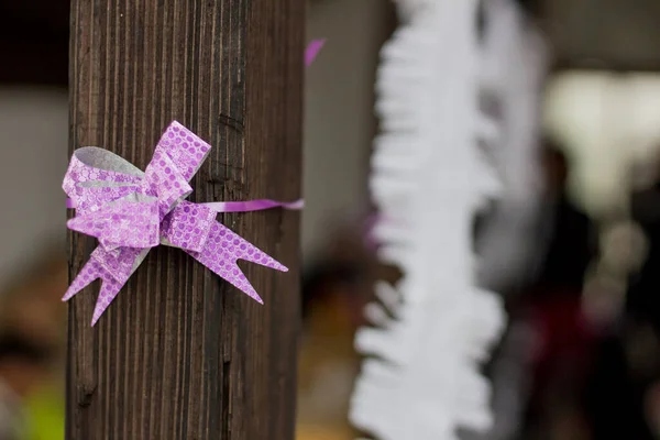 Gros Plan Arc Violet Décoratif Sur Morceau Bois Avec Fond — Photo