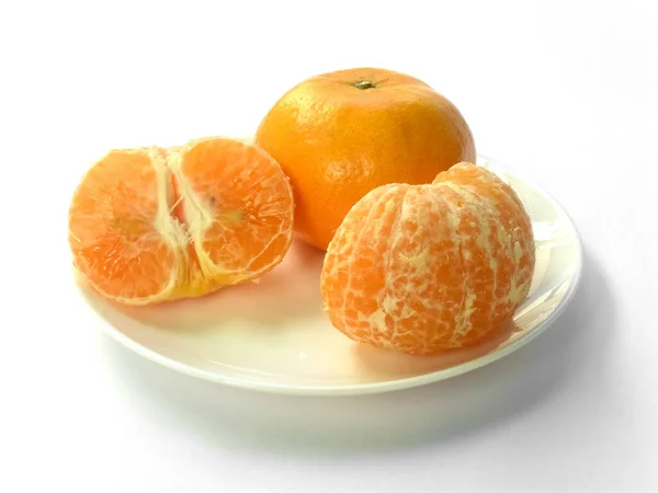 Zbliżenie Świeżych Soczystych Dojrzałych Pomarańczowych Mandarynek Siatka Cytrusowa Obranych Talerzu — Zdjęcie stockowe