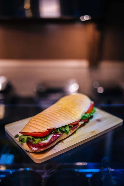 Ein Vertikaler Schuss Eines Ganzen Sandwiches Mit Fleisch Tomaten Käse — Stockfoto