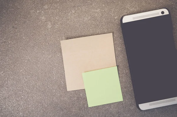 Una Vista Superior Teléfono Inteligente Memorándum Papel Blanco Sobre Una — Foto de Stock