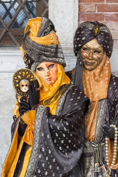 Couple Beautiful Dresses Traditional Venice Masks World Famous Carnival — Stock Photo, Image