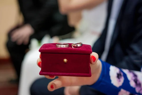 상자에 금으로 결혼반지를 — 스톡 사진