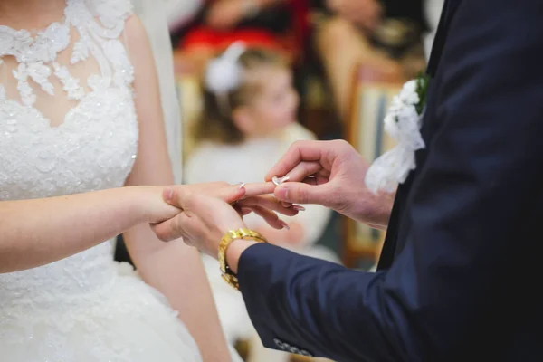 結婚式の最中に新郎が花嫁の指に指輪をつけて — ストック写真