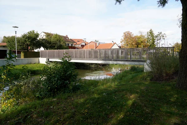 Uitzicht Een Brug Tussen Twee Kanten Van Het Bos Buurt — Stockfoto