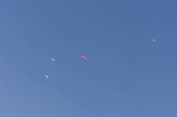 Low Angle Shot People Parachuting Plain Blue Sky — Stock Photo, Image