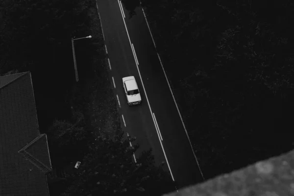 在被树木环绕的街道上一辆汽车的高角镜头 — 图库照片