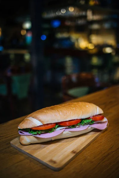 Primo Piano Verticale Verdure Fresche Panino Alla Griglia Una Tavola — Foto Stock