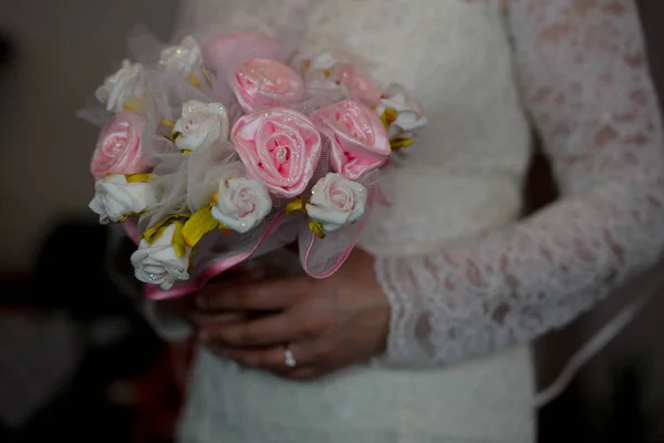Eine Braut Mit Einem Strauß Rosa Und Weißer Rosen Und — Stockfoto