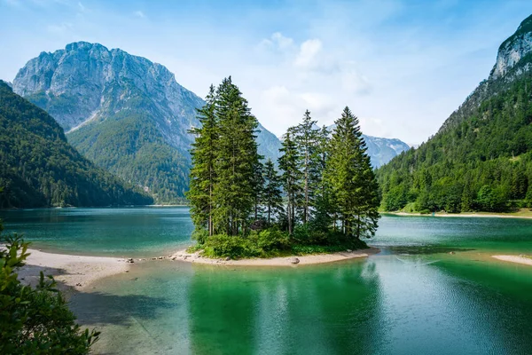 Piękny Widok Jezioro Otoczone Skalistymi Górami Zielenią Włoszech — Zdjęcie stockowe