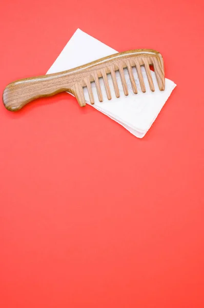 Vertical Shot Wooden Comb Napkin Red Background — Stock Photo, Image
