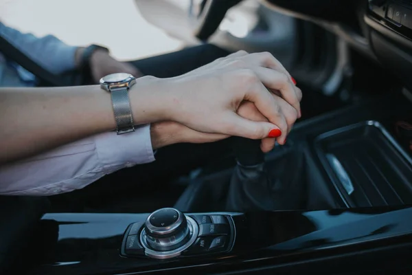Casal Romântico Mãos Dadas Uma Mudança Marcha Durante Condução Carro — Fotografia de Stock