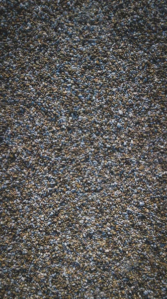 Een Verticaal Schot Van Grond Bedekt Met Kleine Kleurrijke Stenen — Stockfoto