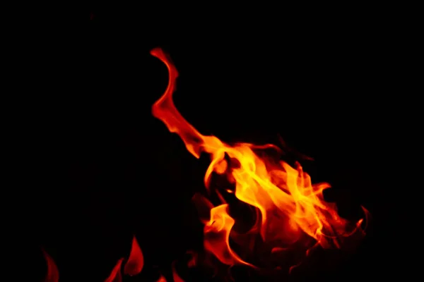 拍摄了一张夜间燃烧的美丽火焰的特写 — 图库照片