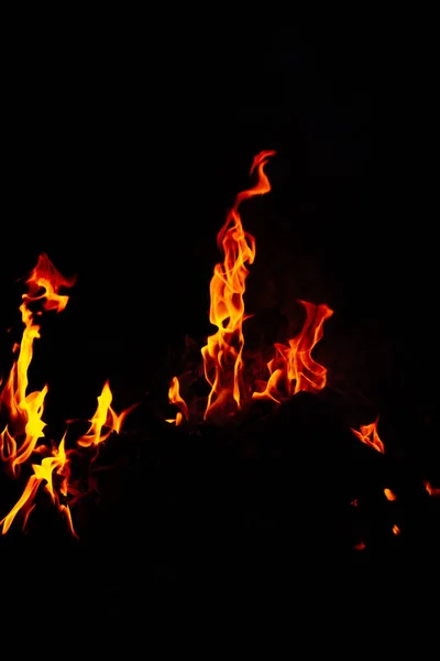 Eine Vertikale Aufnahme Schöner Lodernder Flammen Der Nacht — Stockfoto