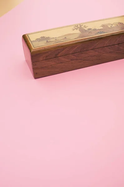 Plan Vertical Une Boîte Bois Décorée Sur Une Surface Rose — Photo